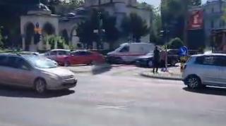 Video / Nekada su sekunde presudne: Bahati vozač se nije sklonio s puta vozilu Hitne pomoći