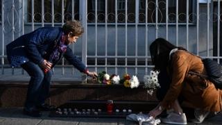 Građani zapalili svijeće i položili cvijeće ispred Ambasade Srbije u Sarajevu