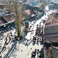 Snimci iz zraka: Sarajevo "prodisalo", brojni turisti na Baščaršiji
