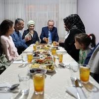 Nastavljena tradicija: Erdoan sa suprugom Emine iftario kod turske porodice u Ankar