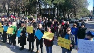 Protest ispred RTCG-a: Imamo pravo da se izražavamo na svom jeziku 