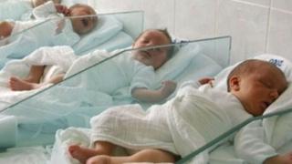 U Općoj bolnici "Prim. dr. Abdulah Nakaš" rođene su četiri bebe, na UKC Tuzla osam