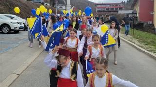 Dan nezavisnosti BiH defileom djece i građana obilježen u Srebrenici
