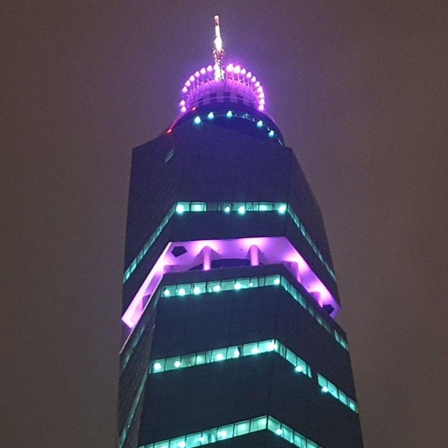 "Avaz Twist Tower" osvijetljen ljubičastom bojom povodom "Dana borbe protiv raka"
