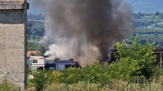 Video / Požar u Bugojnu, zapalio se kamion