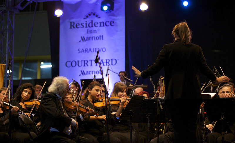 VELIČANSTVENA MUZIČKA VEČER Koncert Sarajevske filharmonije na platou