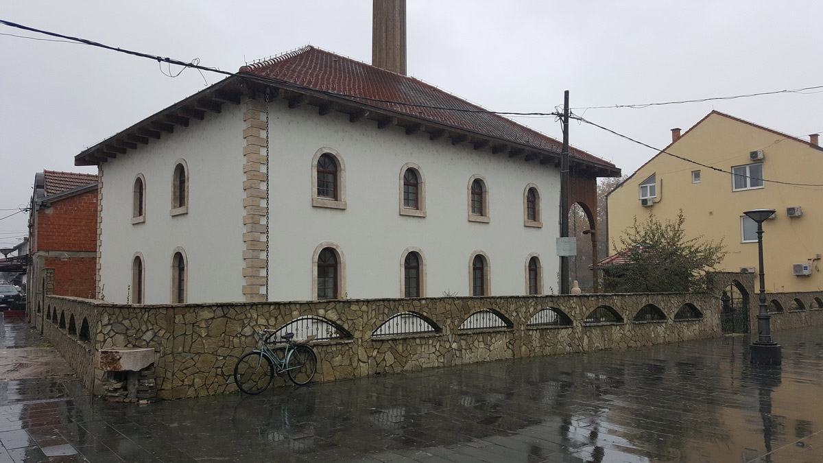 Vandalizam U Bosanskoj Dubici Polomljena Javna Esma U Sklopu