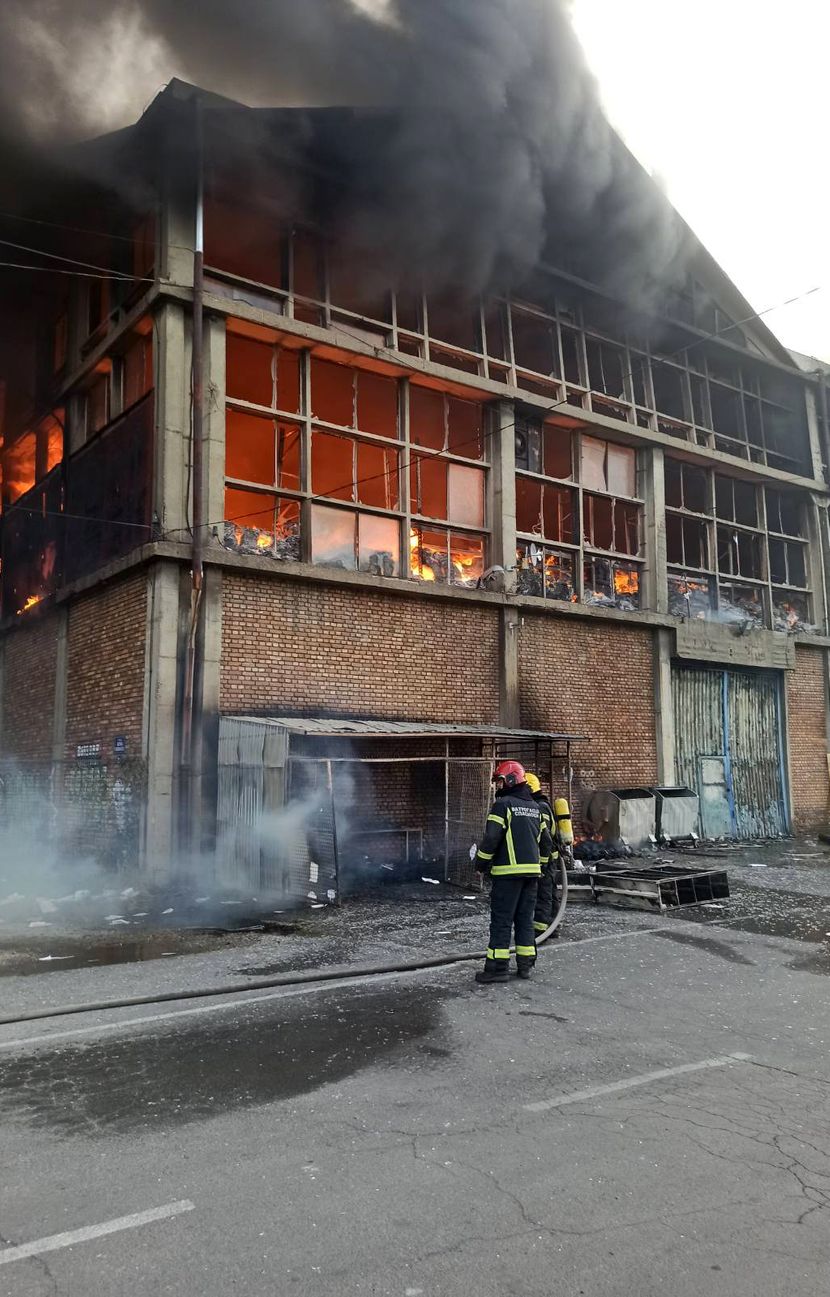 Lokalizovan veliki požar na Dorćolu koji se gasio i sa vode