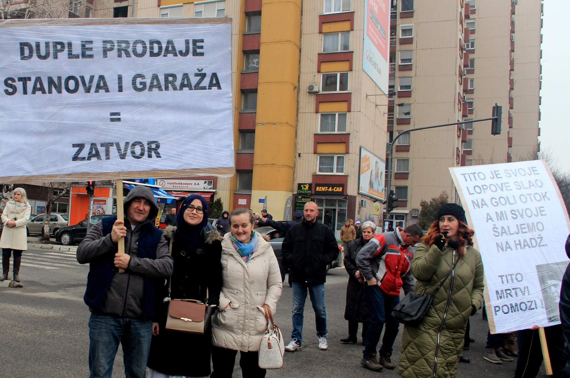 Protesti prevarenih kupaca u Tuzli: Nezadovoljni građani jajima gađali Gradsku upravu
