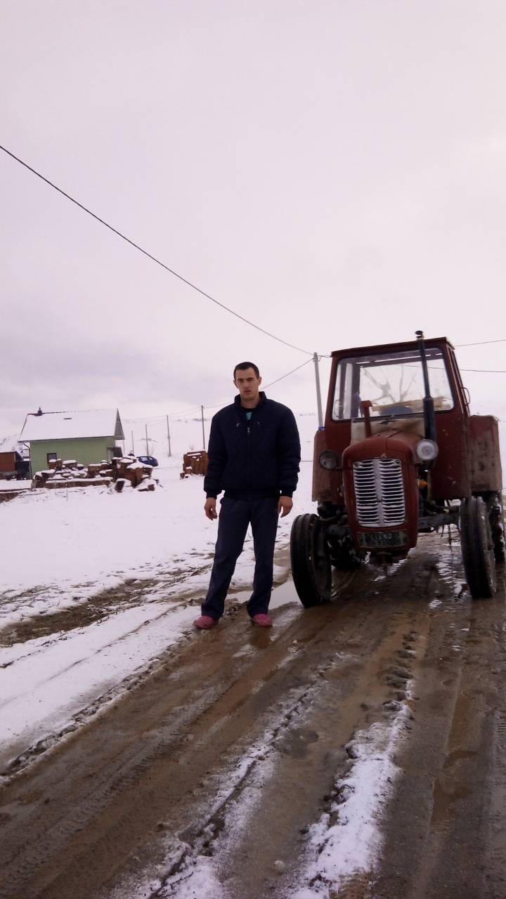 Mještani Brda na Kupresu traktorima idu na posao i voze djecu u školu