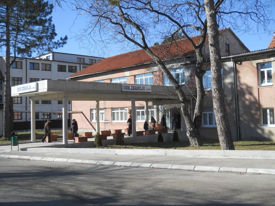U dva mjeseca ostala bez oba roditelja, čeka 13. operaciju i brine o trojici braće