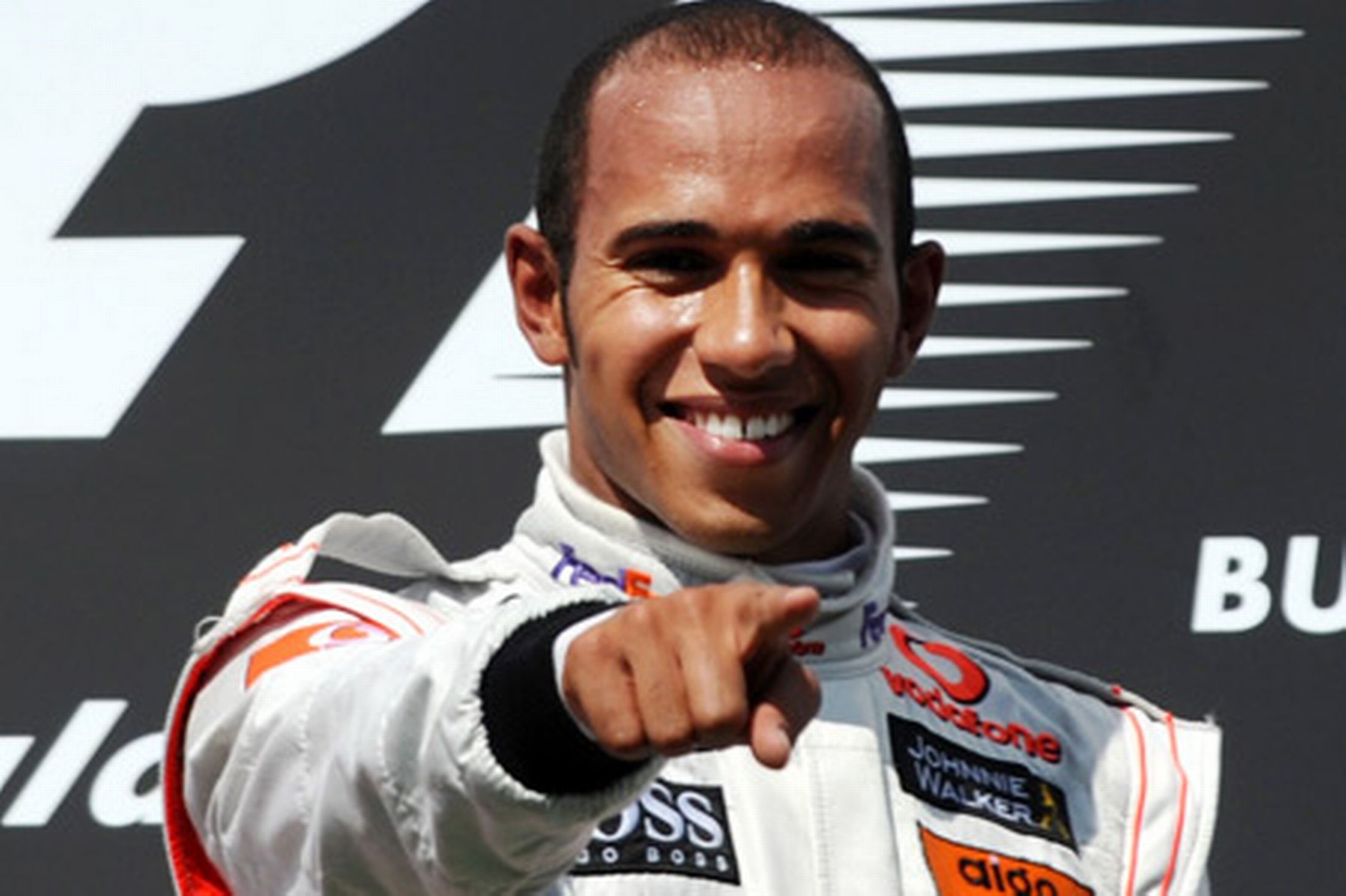 Plavušan Hamilton pokazao potpuno novi imidž i poslao poruku fanovima