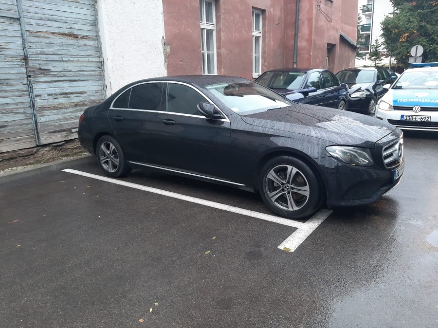 Vozio pod zabranom i ima više od 60.000 KM neplaćenih kazni: Policajci mu oduzeli Mercedes