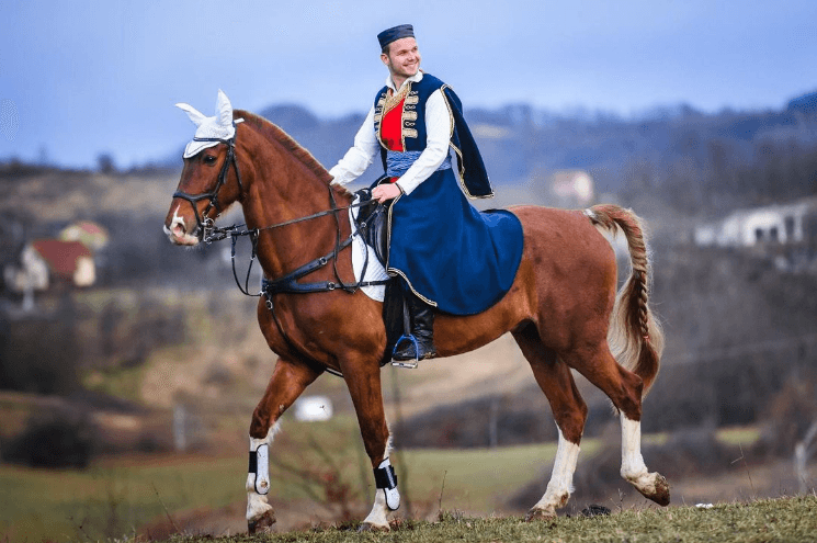 Draško Stanivuković čestitao Božić fotografijom na kojoj pozira u narodnoj nošnji jašući konja