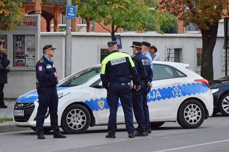 Vozilom udario dvojicu policajaca jer su ga kaznili zbog pojasa