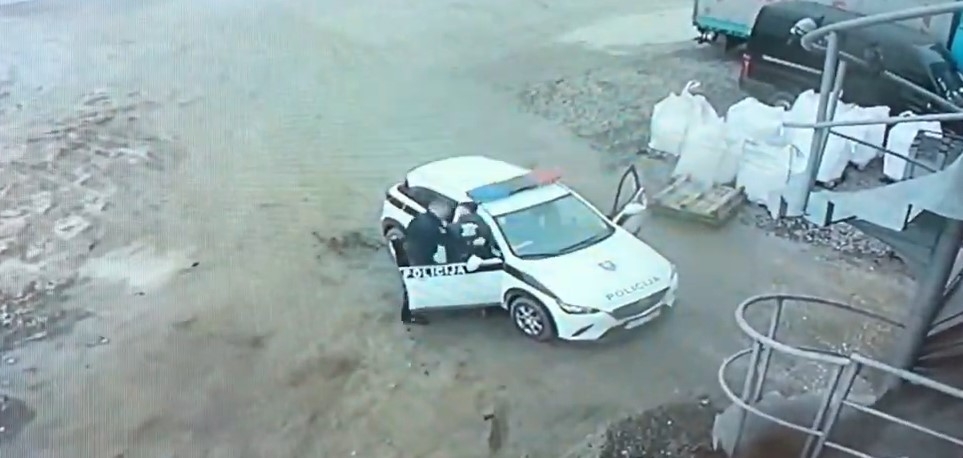 Pogledajte snimak na kojem policajac tuče muškarca