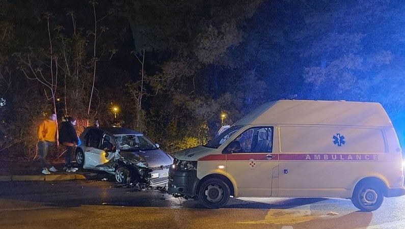 U sudaru vozila Hitne pomoći i Golfa povrijeđeno više osoba