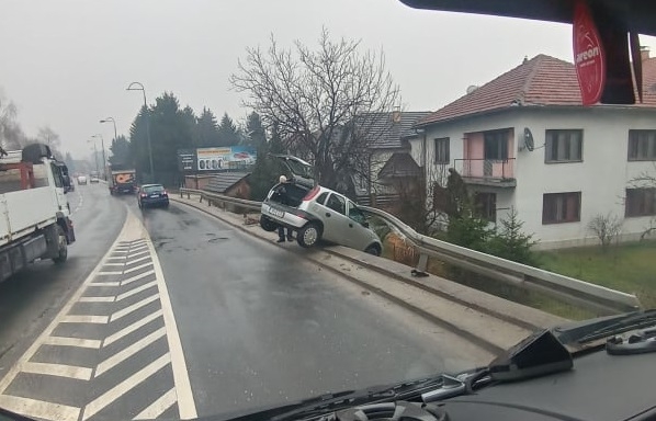 Vozač Opela izgubio kontrolu na klizavom kolovozu i zabio se u zaštitnu bankinu