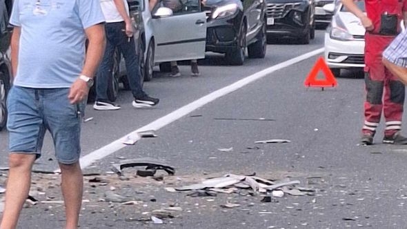 Teška nesreća u Srednjem: Dvije osobe povrijeđene, saobraćaj potpuno obustavljen