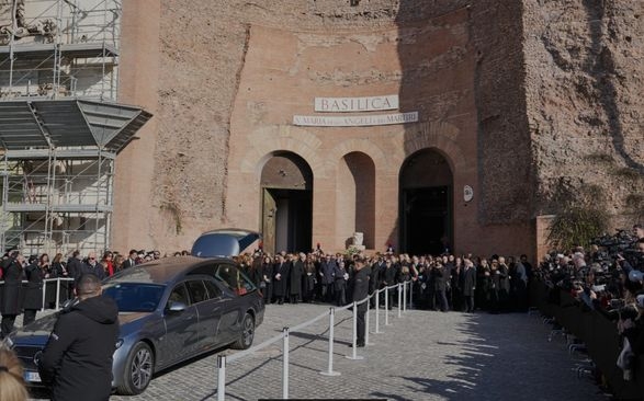 Posljednji oproštaj: Brojni slavni okupili su se na sahrani dizajnera Valentina Garavanija