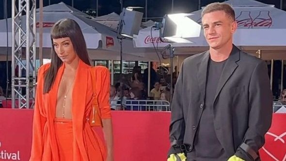 Mladi glumci oduševili na crvenom tepihu: Alisa Čajić golog stomaka, Bajrović u elegantnom izdanju