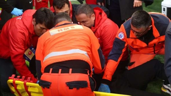 Turski selektor srušio se na terenu, utakmica protiv Hrvatske prekinuta