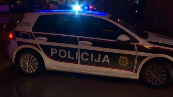 Saobraćajna nesreća na Dobrinji: Automobil se zabio u banderu, jedna osoba povrijeđena