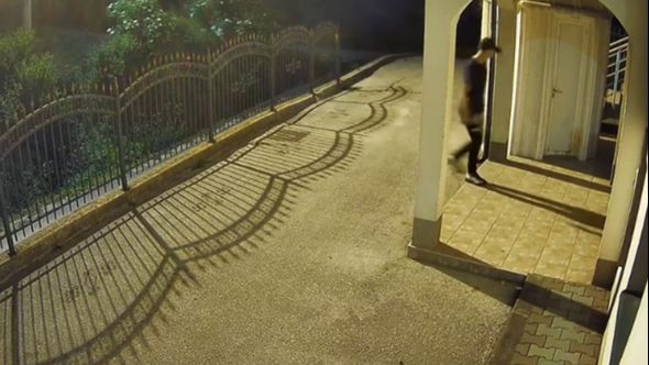Video / Muškarac provalio u džamiju i ukrao kutiju sa novcem