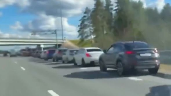 Ovo je red za gorivo na autoputu Moskva - Sankt Peterburg: Ljudi čekaju satima