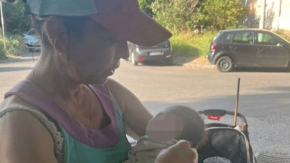 Uznemirujući slučaj: Majka bebu ostavila pored kontejnera, žena koja je našla želi je usvojiti