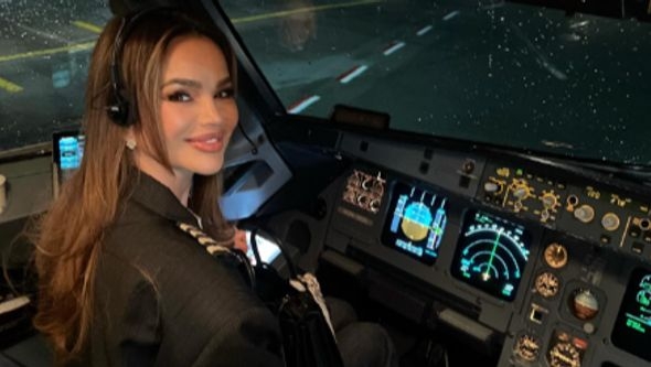 Severina iz pilotske kabine poručuje: "A vi mi skratite muke i ispišite mi repertoar"