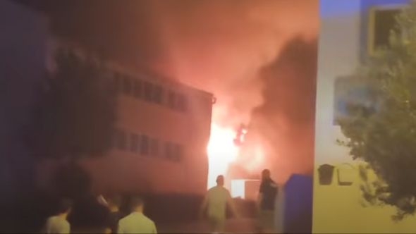 Veliki požar u Zadru: Gori skladište stiropora, jedan vatrogasac povrijeđen