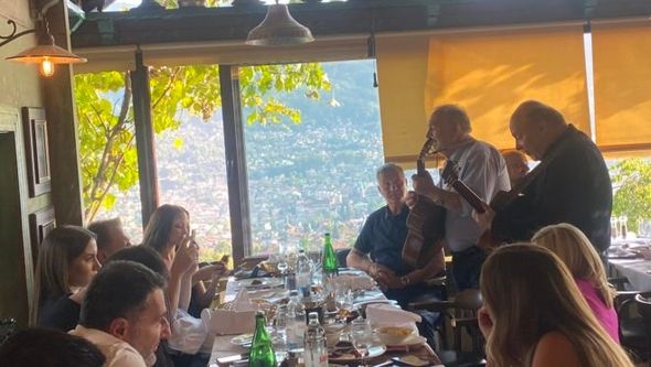 Kao prava hadžinica: Prija u Sarajevu galantno „zakitila“ muziku