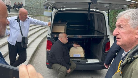 Video / Sad scenes: Dino Bešlić silently embraces his mother Sejda's coffin