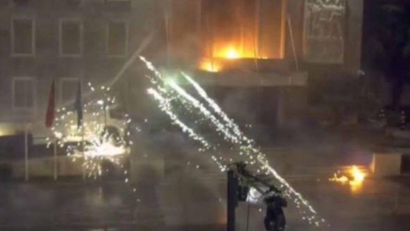 Haos u Albaniji: Demonstranti Molotovljevim koktelima zasuli zgradu vlade