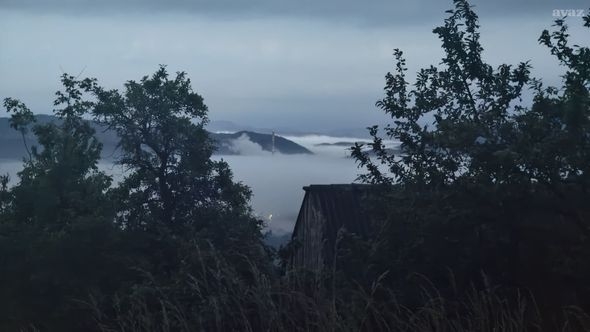 Kakanj ujutro: Magla progutala dolinu, iznad nje ostao samo dimnjak