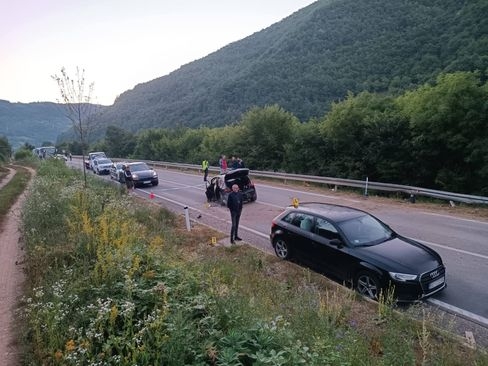 Teška saobraćajna nesreća kod Goražda: U sudaru četiri vozila jedna osoba teško povrijeđena