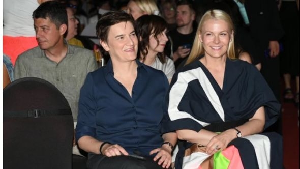 Ana Brnabić s partnericom u javnosti:  Milica Đurđić u nesvakidašnjoj kreaciji