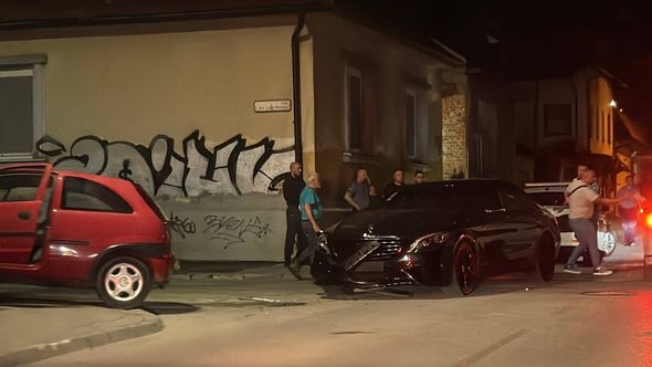 Nesreća u Tuzli: Sudar dva vozila, policija na terenu