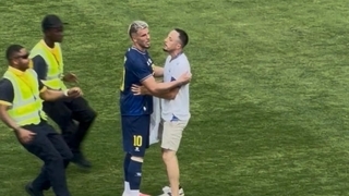 Video / Navijač BiH utrčao u teren da zagrli Ermedina Demirovića