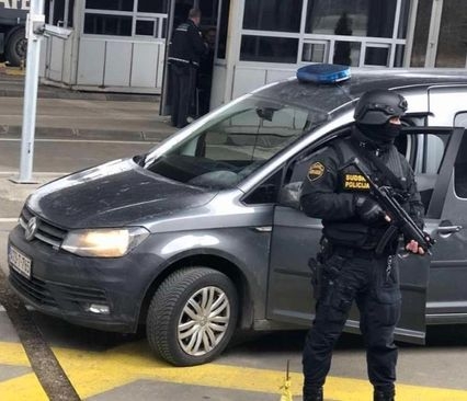 Drama u Živinicama: Teško povrijeđen sudski policajac, upotrebom prinude savladani napadači