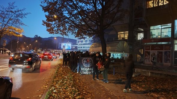 Čelik će imati veliku podršku: Podmladak Robijaša u korteu krenuo na Bilino polje 