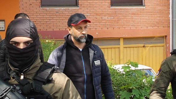 Memija izveden iz stana, specijalci nosili duge cijevi