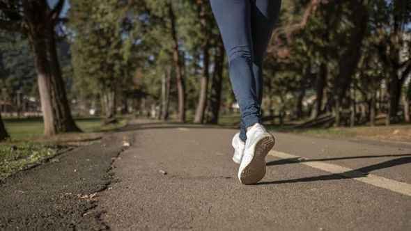Hodanje uzbrdo ili trčanje: Koji trening donosi bolje rezultate?