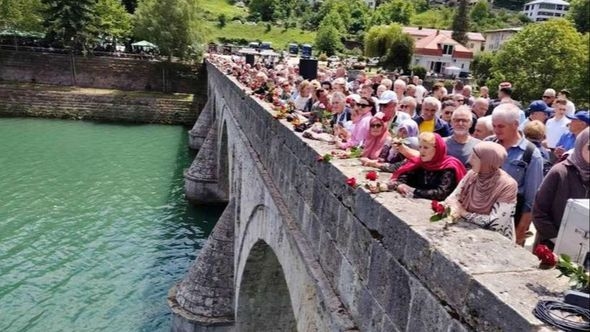 Obilježena 34. godišnjica zločina nad Bošnjacima Višegrada, u Drinu spušteno 3000 ruža