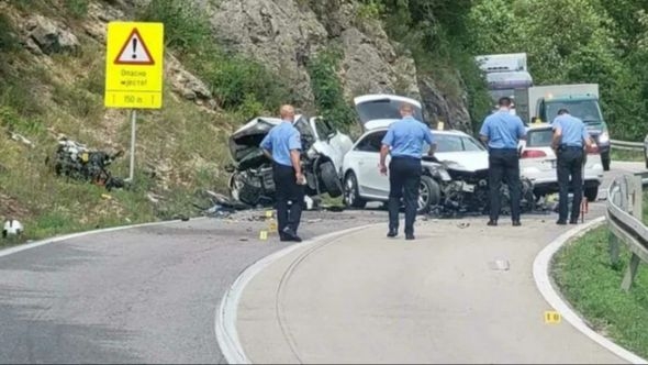 Strahovit sudar tri vozila i motocikla na bh. putu: Pet osoba povrijeđeno