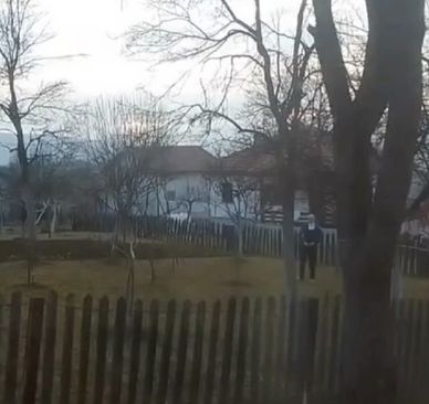 Video / Porodica Mehmedović iz Kaknja na ivici živaca: Psuje mi dijete, prijeti da će mi roditelje zaklati, skida se nag
