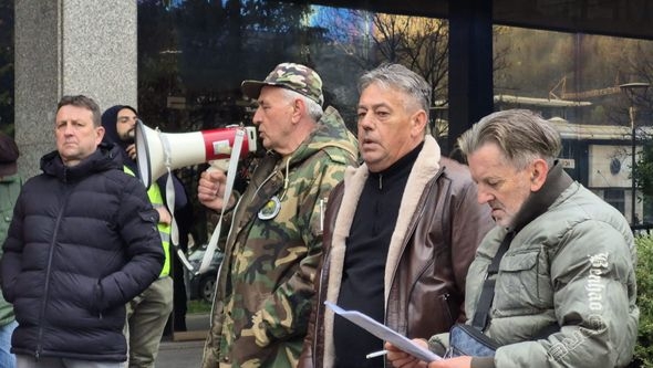Žestok govor na protestu boraca: "Ministar je znao dići ručicu za povećanje plaće sebi i ministrima!"