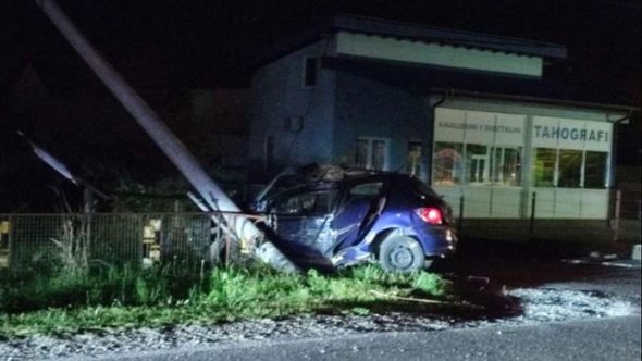 Teška nesreća kod Brčkog: Automobil udario u stub, mladić (28) podlegao u UKC-u Tuzla