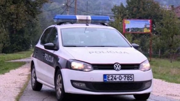Saobraćajna nesreća u Tuzli: Automobilom se zapucao u parkirano vozilo i zgradu